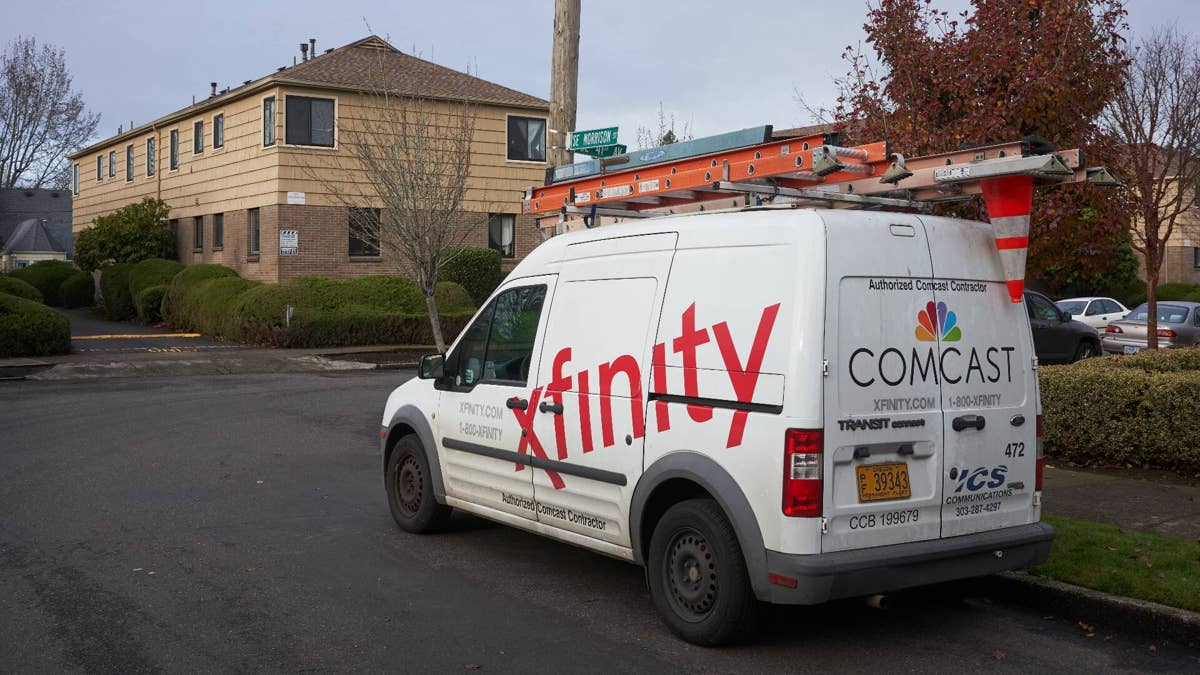 Comcast hopes generous offers will slow internet customer losses